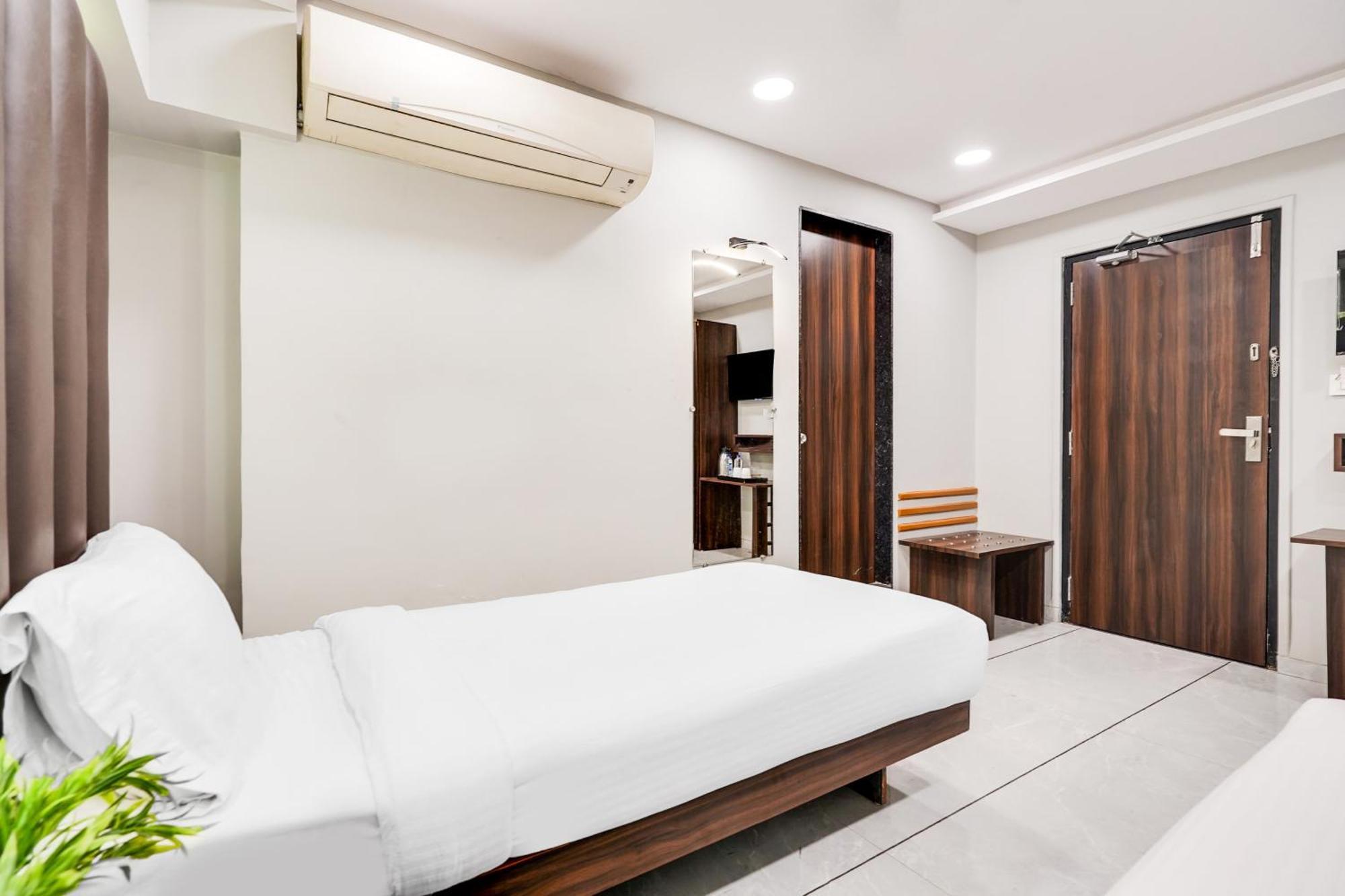 Palette Country Club Surat Hotel Exterior photo